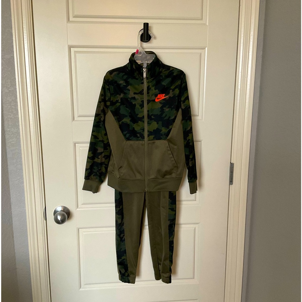 Nike 7L boys matching set sweater and pants